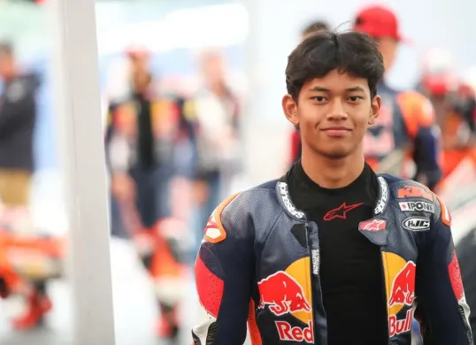 Pebalap Indonesia, Veda Ega Pratama raih runner-up Red Bull Rookies Cup 2025 dan resmi promosi ke Moto3 musim 2026. (Sumber: Instagram/@veda_54)