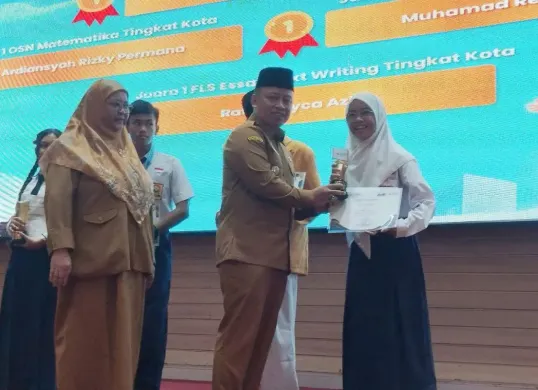Wali Kota Depok serahkan penghargaan 432 siswa berprestasi (Sumber: Diskominfo Depok)