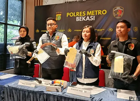 Polres Metro Bekasi menunjukkan barang bukti kasus pencurian dengan kekerasan di Tambun Selatan, Selasa, 16 September 2025. (Sumber: POSKOTA | Foto: Nurpini Aulia Rapika)