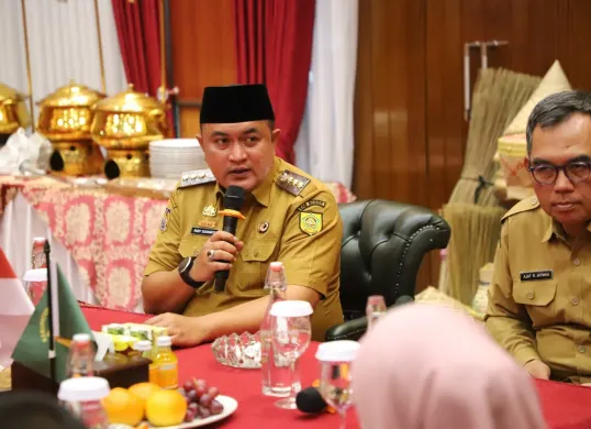 Bupati Bogor, Rudy Susmanto berikan ibadah umroh gratis dan kaki palsu untuk tokoh inspiratif Kabupaten Bogor. (Sumber: Pemkab Bogor)
