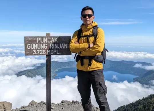 Ilustrasi membuat gambar di atas puncak gunung menggunakan Gemini AI. (Sumber: Poskota/Gemini AI)