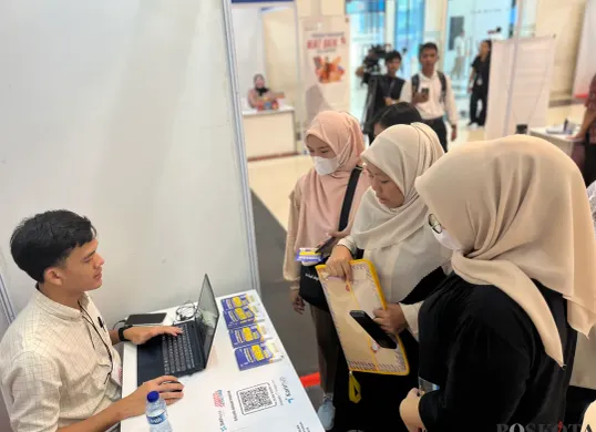 Gelaran Jobfair di GOR Cengkareng, Jakarta Barat, ramai dipadati calon pelamar pekerjaan, Selasa, 16 September 2025. (Sumber: Poskota/Pandi Ramedhan)