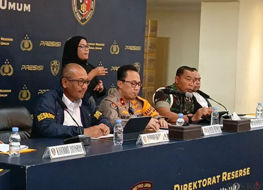 Danpomdam Jaya, Kolonel Cpm Agus Priyanto, (seragam TNI) membeberkan dua anggota TNI AD yang terlibat kasus penculikan berujung kematian Kacab BRI di Cempaka Putih di satuan Detasemen Kopassus, Selasa, 16 September 2025. (Sumber: Poskota/Ali Mansur)