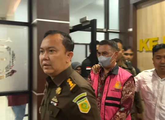 Dirut SBM, Isbandi, keluar dari ruang penyidik Pidsus untuk dibawa ke Rutan Serang. (Sumber: Dok. Kejari Serang)