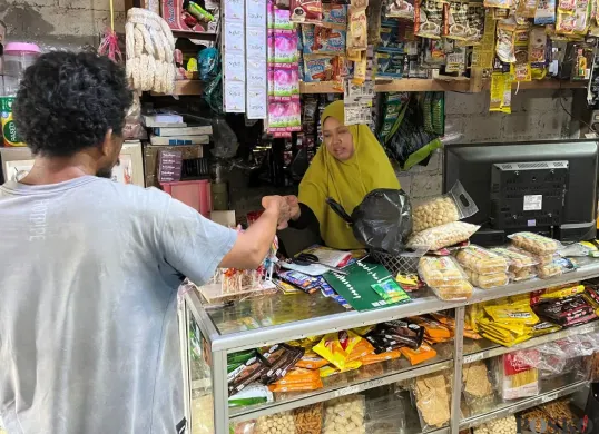 Warga saat berbelanja di warung kelontong kawasan Palmerah, Jakarta Barat, Selasa, 16 September 2025. (Sumber: Poskota/Pandi Ramedhan)