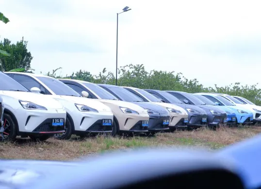 Mobil listrik NETA V-II hadir dengan fitur Mode Traksi yang memudahkan parkir paralel di area sempit tanpa perlu kunci manual. (Sumber: Dok. Neta Indonesia)