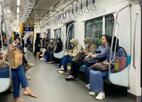 Penumpang MRT Jakarta (Sumber: Pinterest/@Sekar)
