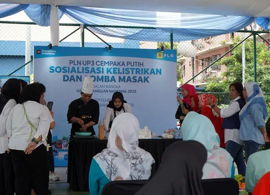 Warga Rusun Jati Rawasari antusias mengikuti lomba memasak menggunakan kompor listrik dalam rangka Hari Pelanggan Nasional 2025 yang digelar PLN UP3 Cempaka Putih. (Sumber: Dok. PLN UID Jakarta Raya)