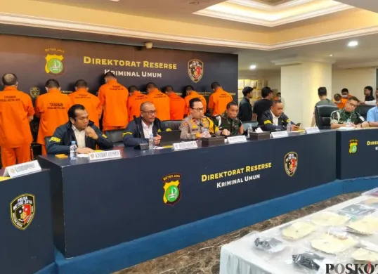 Polisi menggelar konferensi pers penculikan Kacab BRI Cempaka Putih di Mapolda Metro Jaya, Jakarta Selatan, Selasa, 16 September 2025. (Sumber: Poskota/Ali Mansur)