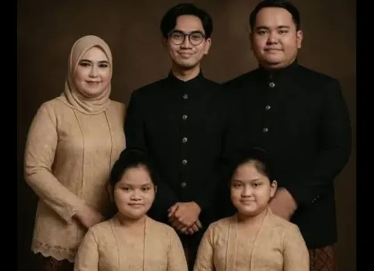 Cara edit foto pakai prompt AI foto keluarga di studio. (Sumber: TikTok)