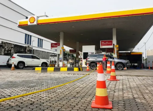 Potret SPBU Shell yang jadi sorotan karena kelangkaan bahan bakar. (Sumber: Poskota/Bilal Ginanjar Nugraha)