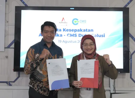 Agung Dermawan CEO PT CMS Duta Solusi dan Direktur Utama AdMedika Dian Prambini (kanan). (Sumber: Corcom Telkom)