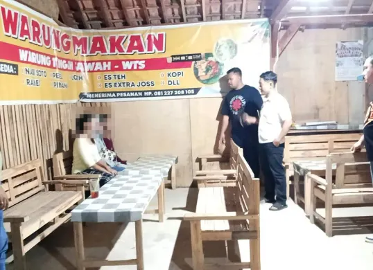 Jajaran Satreskrim Polres Metro Bekasi bersama Polsek Serang Baru saat mengamankan anak di bawah umur korban TPPO di lokasi penampungan di Grobogan, Jawa Tengah. (Sumber: Dok Polres Metro Bekasi)