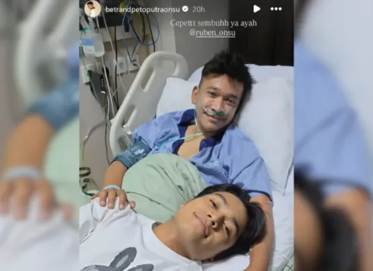 Anak angkatnya, Bertrand Peto, unggah foto haru Ruben Onsu di ranjang RS dengan caption 'Cepat sembuh ya Ayah' (Sumber: Instagram/@betrandpetoputraonsu)