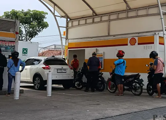 Sejumlah pengendara motor antre mengisi BBM jenis Shell Super di SPBU Shell Mangunjaya, Tambun Selatan, Kabupaten Bekasi, Rabu 17 September 2025. (Sumber: POSKOTA | Foto: Nurpini Aulia Rapika)