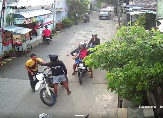 Tangkap layar peristiwa pemukulan terekam CCTV di Perumahan Ciriung Cemerlang, Kecamatan Cibinong, Kabupaten Bogor.