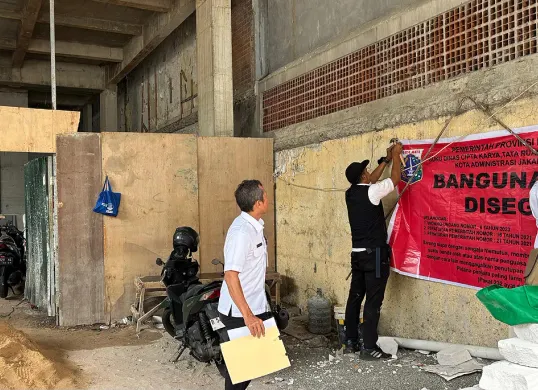 Petugas dari Suku Dinas CKTRP Jakarta Pusat menyegel sebuah bangunan karena melanggar aturan dengan membangun hingga 6 lantai. (Sumber: Kominfotik Sudin CKTRP Jakarta Pusat)