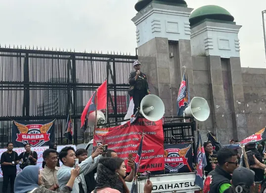 Sopir ojol berunjuk rasa di depan Gedung DPR RI, Senayan, Jakarta Pusat, Rabu, 17 September 2025. (Sumber: Poskota/Pandi Ramedhan)