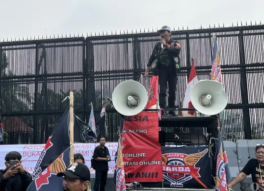 Unjuk rasa driver ojol di depan Gedung DPR RI, Rabu, 17 September 2025. (Sumber: POSKOTA | Foto: Pandi Ramedhan)