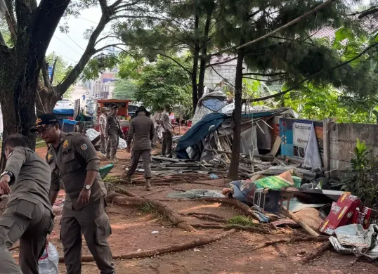 Petugas Satpol PP Kota Depok menertibkan para lapak PKL di sepanjang Jalan Raya Boulevard Sukmajaya, Rabu, 17 September 2025. (Sumber: Dok. Satpol PP Kota Depok)