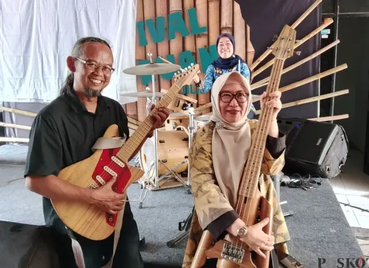 Virageawi Indonesia dan Dinas Koperasi Bandung Barat menunjukan hasil karya penyandang disabilitas di Jalan Raya Batujajar, Kabupaten Bandung Barat, Rabu, 17 September 2025. (Sumber: Poskota/Gatot Poedji Utomo)