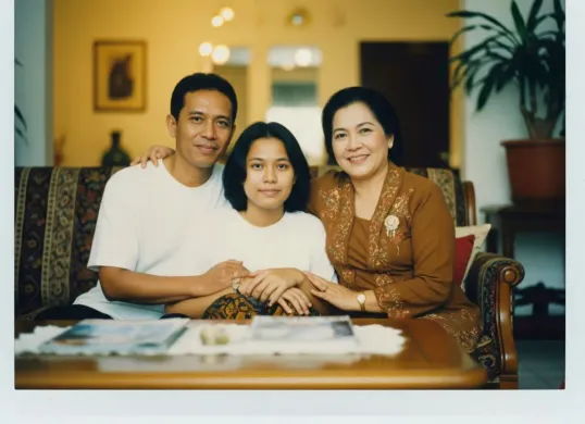 Ilustrasi edit foto Gemini AI dengan orang yang sudah tiada. (Sumber: Poskota/Gemini AI)