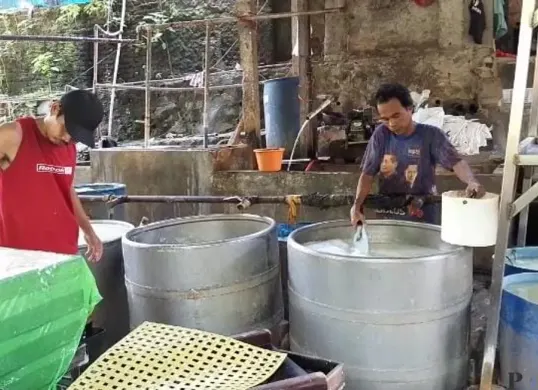 Pelaku usaha tempe dan tahu di Pandeglang, saat melakukan produksi. (Sumber: POSKOTA | Foto: Samsul Fatoni)