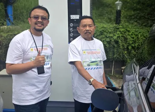 Manager PLN UP3 Kramat Jati, Beny Indra Praja (kiri), bersama perwakilan komunitas kendaraan listrik, melakukan simulasi pengisian daya mobil listrik di SPKLU Ultra Fast Charging Graha Dirgantara. (Sumber: Dok PLN UID Jakarta Raya)