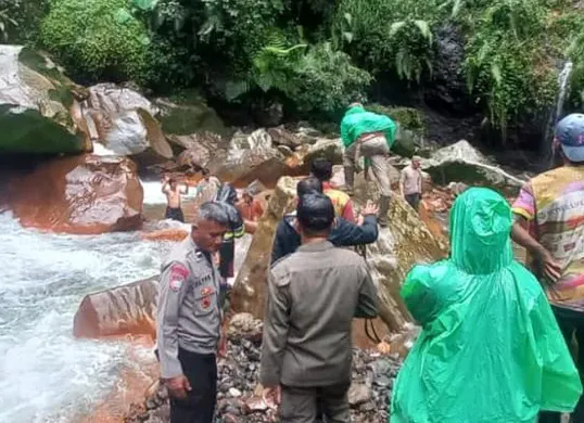Petugas saat mengevakuasi jenazah pria yang ditemukan di Curug 1000, Kecamatan Pamijahan, Kabupaten Bogor. (Sumber: Dok BPBD Kabupaten Bogor)