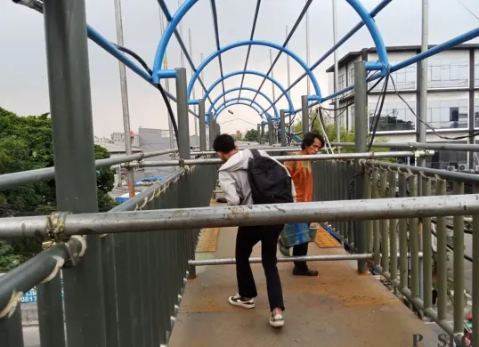 Kondisi JPO di Jalan Daan Mogot kilometer 11, Cengkareng, Jakarta Barat, mengalami kerusakan sejak beberapa bulan belakangan. (Sumber: Poskota/Pandi Ramedhan)