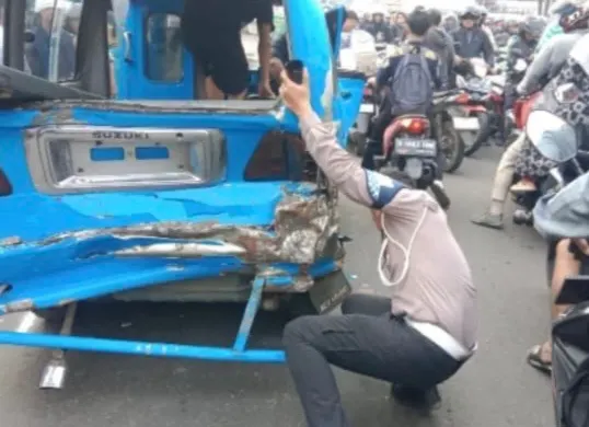 Polisi melakukan olah TKP pasca kecelakaan beruntun di Jalan Raya Cileungsi-Jonggol, Kabupaten Bogor, Rabu, 17 September 2025. (Sumber: Dok. Polres Bogor)