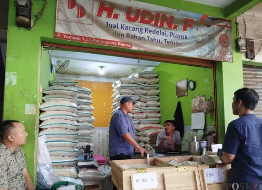 Penjual kacang kedelai di Kabupaten Pandeglang. (Sumber: Poskota/Samsul Fatoni)
