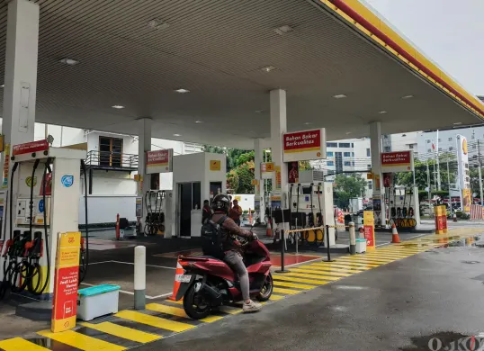 Pengendara melintas di depan Stasiun Pengisian Bahan Bakar Umum (SPBU) Shell di kawasan Cikini dan Menteng, Jakarta, Selasa, 16 September 2025. (Sumber: Poskota/Bilal Nugraha Ginanjar)
