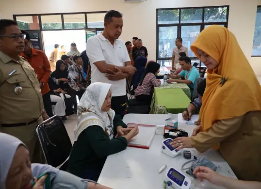 Wali Kota Bekasi, Tri Adhianto menghadiri pembagian KKS kepada penerima manfaat di Kelurahan Kota Baru, Kecamatan Bekasi Barat, Rabu, 17 September 2025. (Sumber: Dok. Pemkot Bekasi)