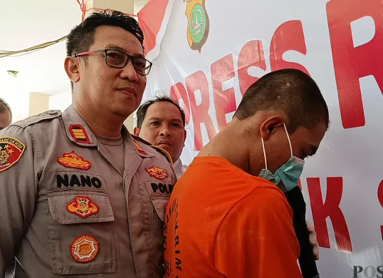 TH (kanan), salah satu tersangka pencurian di Yayasan Darul Rahmah, Sukatani, Bekasi. (Sumber: POSKOTA | Foto: Nurpini Aulia Rapika)