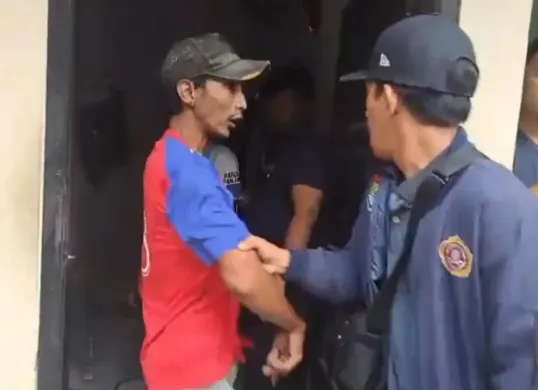 Warga memarahi petugas Dishub akibat penumpukan truk tambang di jembatan perbatasan Bogor–Tangerang. (Sumber: Istimewa)