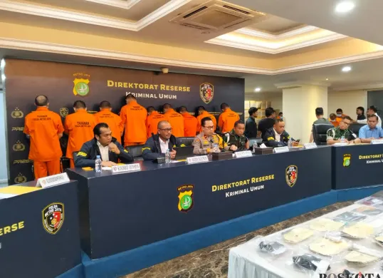 Polda Metro Jaya menggelar konferensi pers terkait motif kasus penculikan yang berujung kematian Kacab BRI) Cempaka Putih, Mohamad Ilham Pradipta, di Polda Metro Jaya, Jakarta Selatan, Selasa, 16 September 2025. (Sumber: Poskota/Ali Mansur)