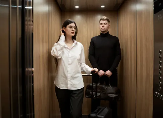 Ilustrasi. Tren edit foto pasangan di dalam lift dengan menggunakan Gemini AI (Sumber: Freepik)
