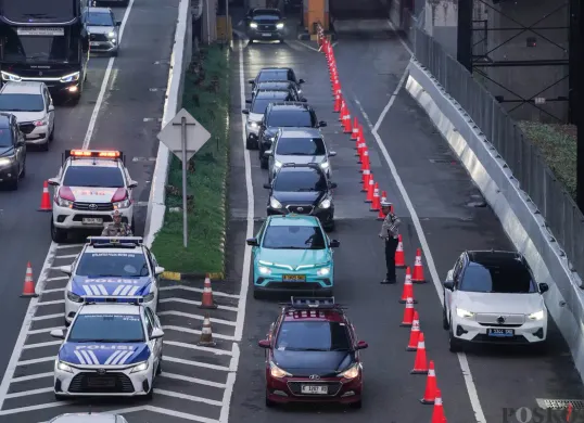 Para pengendara di jalur TB Simatupang kini lega. Kebijakan gratis Tol Fatmawati 2 terbukti memangkas waktu tempuh ke Lebak Bulus. Simak penjelasan Gubernur DKI dan dampak lengkapnya. (Sumber: Poskota/Bilal Nugraha Ginanjar)