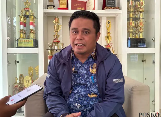 Kades Sukawangi, Kecamatan Sukamakmur, Kabupaten Bogor, Budiyanto saat ditemui awak media, Rabu, 17 September 2025. (Sumber: Poskota/Giffar Rivana)