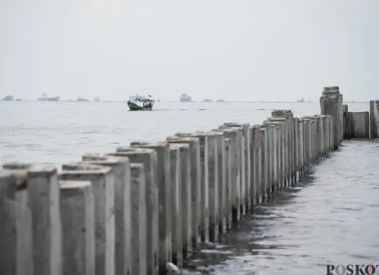 Pesisir Laut Cilicing Dipagari Beton Raksasa