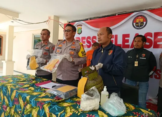 Polsek Sukatani menggelar konferensi pers pengungkapan kasus curat di Yayasan Pendidikan Da’arul Rahmah, Sukatani, Kabupaten Bekasi, Rabu, 17 September 2025. (Sumber: Poskota/Nurpini Aulia Rapika)
