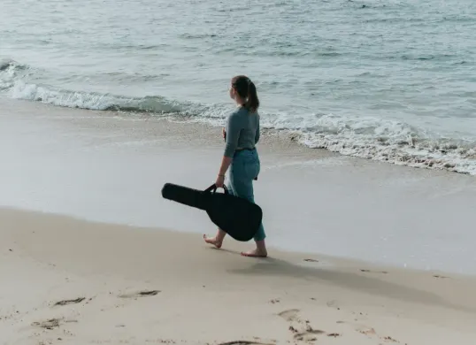 Ilustrasi-3 Prompt Gemini AI untuk Edit Foto di Pantai Tanpa Ubah Wajah Asli (Sumber: Unsplash/Dex Ezekiel)