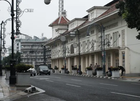 Eksplor Bandung dengan Pergi ke 5 Tempat Bersejarah Ini (Sumber: Unsplash/Neermana Studio)