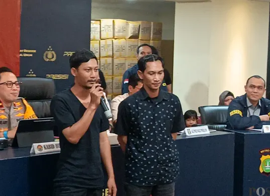 Bima Permana Putra (kiri) dan kakaknya, Dian (kanan), saat dihadirkan di hadapan awak media di Polda Metro Jaya, Jakarta Selatan, Kamis, 18 September 2025. (Sumber: POSKOTA | Foto: Ali Mansur)