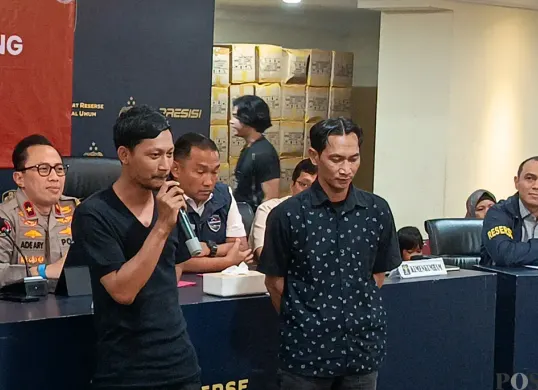 Bima Permana Putra dan kakaknya, Dian, saat dihadirkan di hadapan awak media di Polda Metro Jaya, Jakarta Selatan, Kamis, 18 September 2025. (Sumber: POSKOTA | Foto: Ali Mansur)