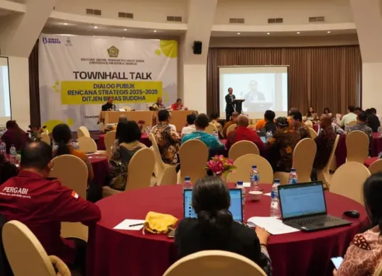 Dirjen Bimas Buddha menyelenggarakan Townhall Talk Dialog Publik Rencana Strategis (Renstra) 2025-2029 secara hybrid. (Sumber: Dok. Istimewa)