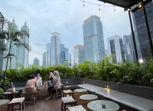 Ilustrasi cafe rooftop di Jakarta Selatan. (Sumber: Google Review)