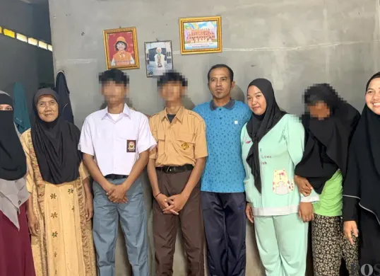 Haikal dan Haezar bersama keluarga dan para relawan yang memberikan bantuan seragam sekolah. (Sumber: POSKOTA | Foto: Giffar Rivana)