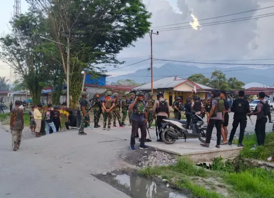 Aparat keamanan berjaga di sekitar Mapolres Yalimo usai kerusuhan yang menewaskan warga dan melukai personel TNI-Polri. (Sumber: Humas Satgaz Cartenz)